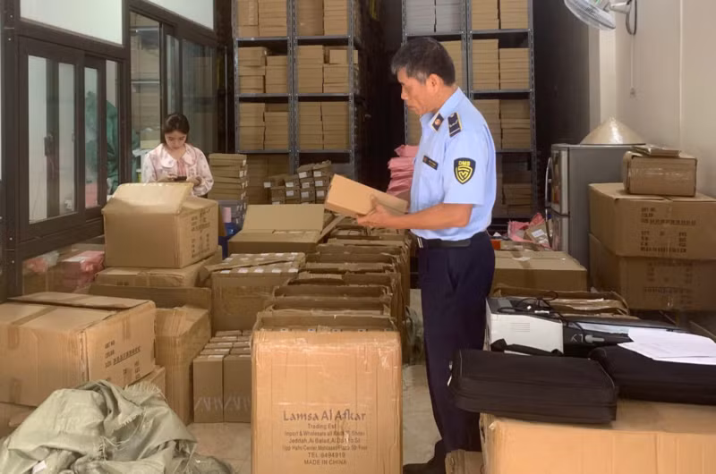 河内同步开展打击假冒伪劣和知识产权侵权行为。（图片来源：congthuong.vn）