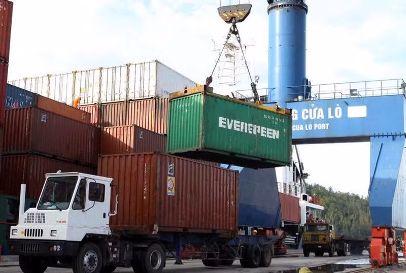 根据2025年6月经济社会报告，工业生产、出口、财政收入、外国直接投资等关键指标均保持良好势头。（图片来源：越通社）