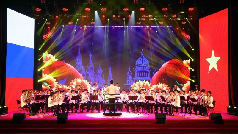 此次交流晚会共分三部分，以越南公安部机动警察司令部军乐团的欢迎表演拉开序幕。