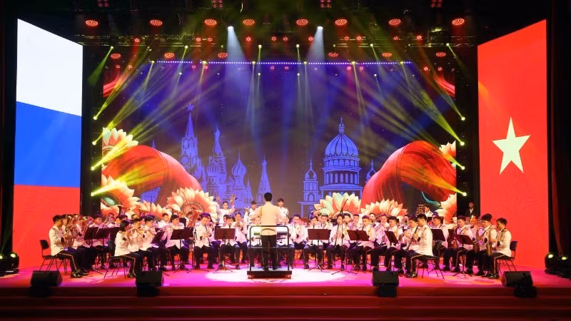 此次交流晚会共分三部分，以越南公安部机动警察司令部军乐团的欢迎表演拉开序幕。