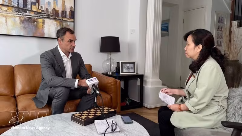 澳大利亚能源生产力联盟执行总裁贾罗德·利克接受越通社记者的采访。（图片来源：越通社）