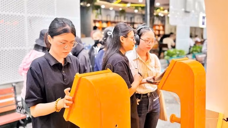 读者正在体验电子书和有声书。