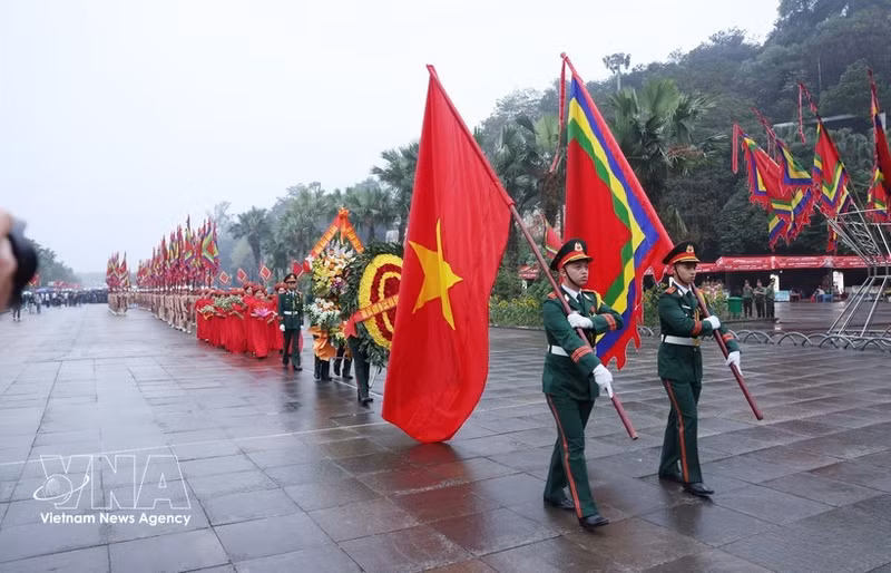 2025年雄王祭祖日活动上香仪式。（图片来源：越通社）
