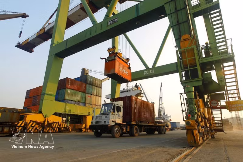 西贡-新顺港的货物装卸活动。（图片来源：越通社）