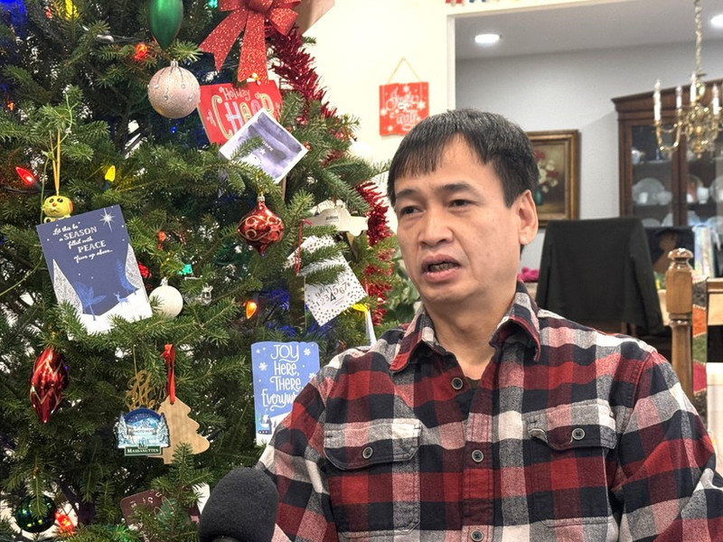 律师邓战胜接受越通社记者的采访。（图片来源：越通社）