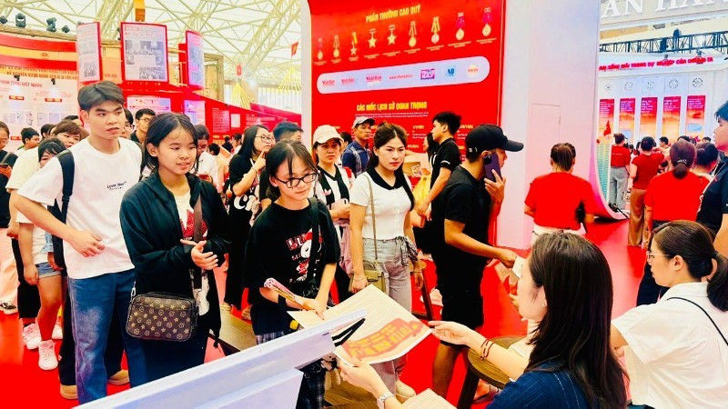 “《人民报》——越南共产党、国家及人民的声音”专题展吸引大量观众驻足观看。