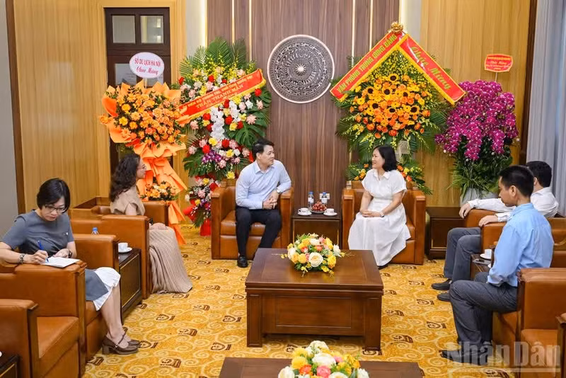越南《人民报》社常驻记者管理部副主任侨清香会见河内市旅游局副局长阮陈光和工作代表团。