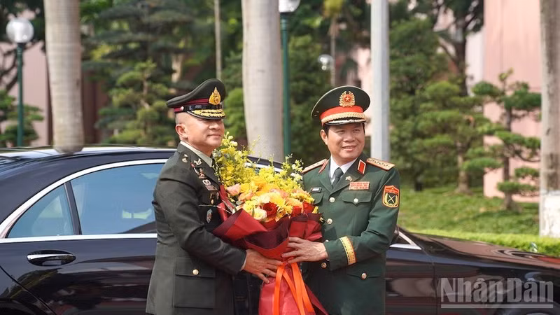 阮新疆大将迎接泰国皇家武装部队最高司令颂威（Songwit Noonpackdee）大将一行的到访。