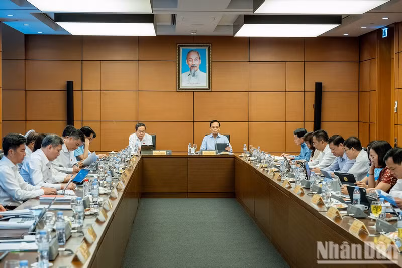 国会代表分组讨论成立广宁市和北宁市相关问题。（水原 摄）