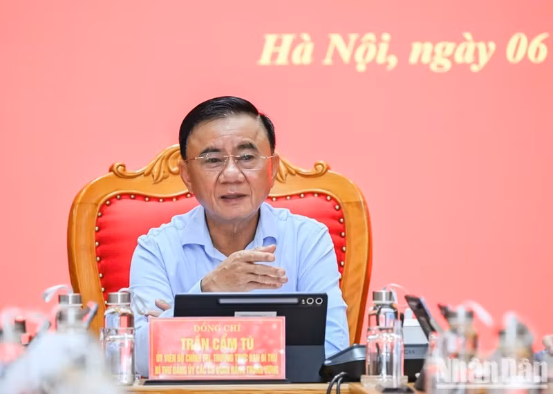 越共中央书记处常务书记陈锦秀在会上致辞。（维灵 摄）