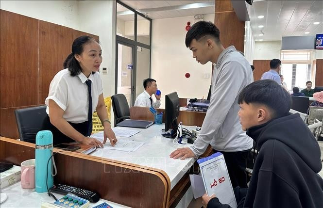 为民众办理手续。（图片来源：越通社）