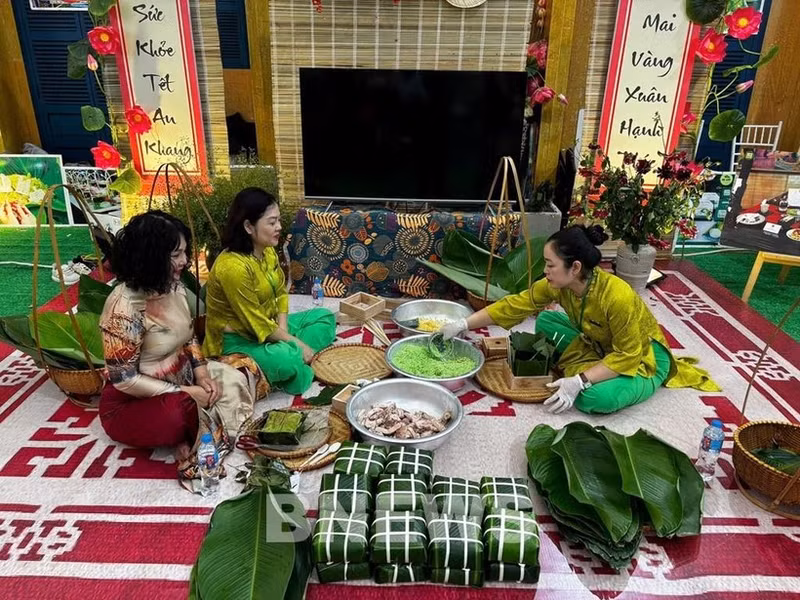 在2026年春季博览会上展示的各类产品中，扁米粽是最受关注的产品系列之一。（图片来源：越通社）