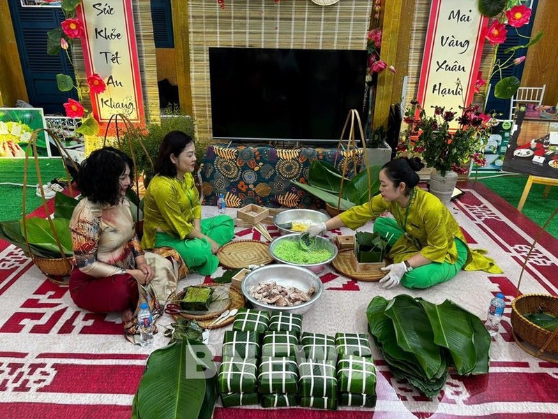 在2026年春季博览会上展示的各类产品中，扁米粽是最受关注的产品系列之一。（图片来源：越通社）