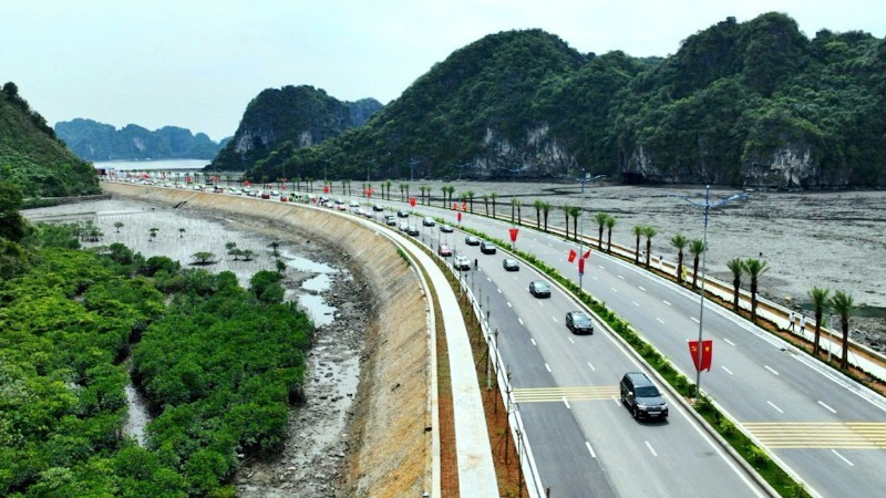 下龙-锦普沿海公路为促进当地旅游与交通运输发展注入新动力。