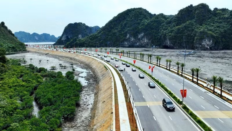 下龙-锦普沿海公路为促进当地旅游与交通运输发展注入新动力。