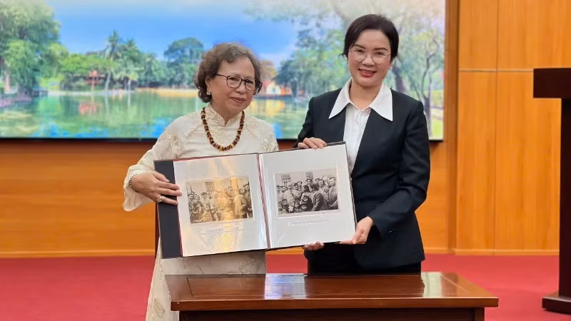 胡志明主席遗迹区代表接收由原公安部管理局副局长黎芳一家赠送的珍贵纪实照片。