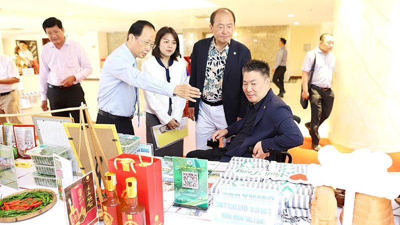 永隆省代表介绍该省的特色产品。（图片来源：baovinhlong.com.vn）