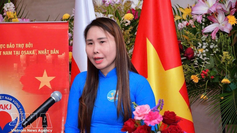 关西地区越南人协会会长黎苍接受越通社驻日本记者的采访。（图片来源：越通社）