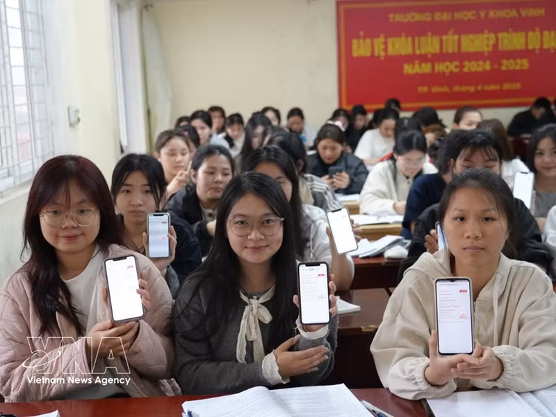 Z世代的政治“成人礼”：义安省大学生积极迎接首次投票。（图片来源：越通社）