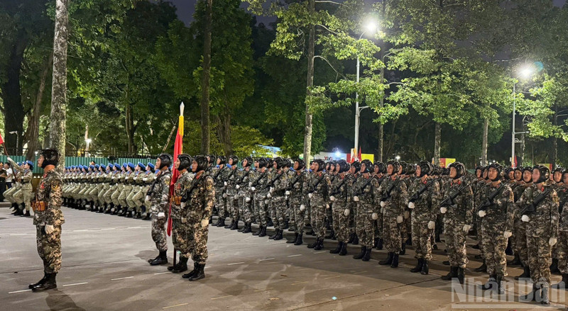 受阅官兵整装待发，准备参加演练。