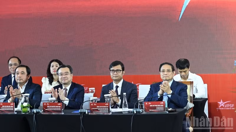 政府总理范明正出席2025年越南民营经济论坛。（陈海 摄）