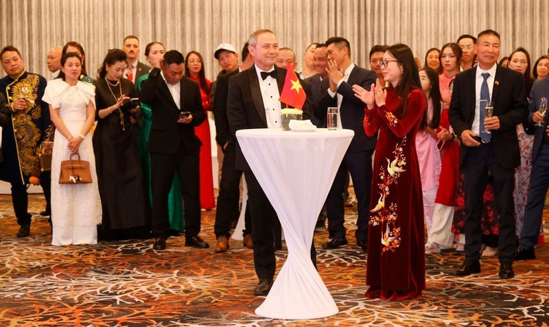 越南驻西澳大利亚州首府珀斯总领事阮清河、西澳大利亚州州长罗杰·库克以及各位嘉宾出席招待会。（图片来源：越通社）