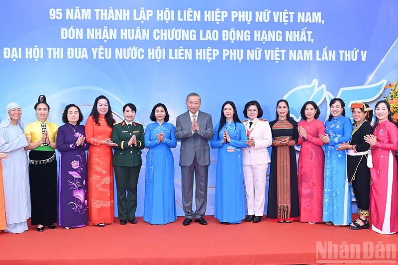 苏林总书记与出席会议的各位代表合影。（登科 摄）