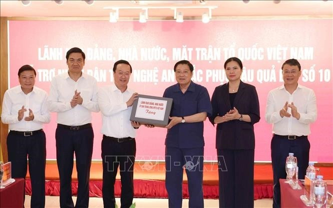 越共中央政治局委员、中央书记处书记、中央内政部部长潘廷镯向义安省人民移交党、国家、越南祖国阵线领导的援助物资。（图片来源：越通社）