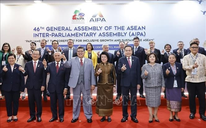 国会主席陈青敏与AIPA各成员议会代表团团长合影。（图片来源：越通社）