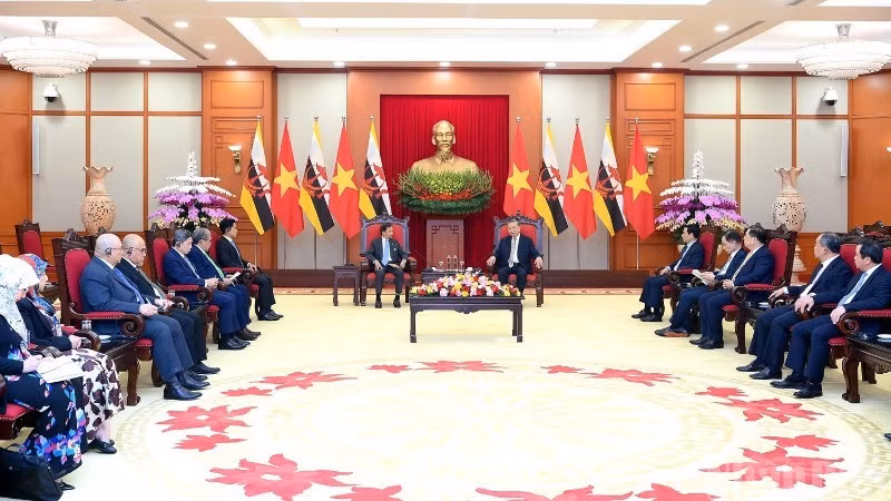 越共中央总书记苏林会见文莱苏丹哈桑纳尔。（登科 摄）