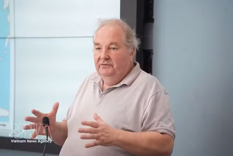 俄罗斯专家、教授、科学博士德米特里·瓦伦蒂诺维奇·莫西亚科夫。（图片来源：越通社）