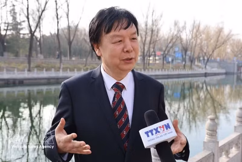 北京外国语大学东南亚研究中心主任米良接受越通社记者的采访。（图片来源：越通社）