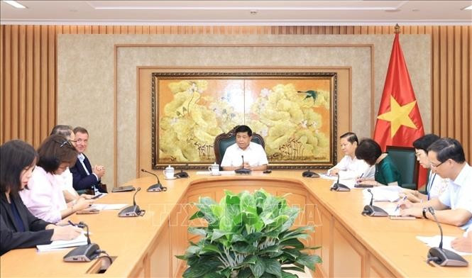 越南政府副总理阮志勇会见德国Avestos集团总裁克劳斯-迈克尔·库恩。（图片来源：越通社）