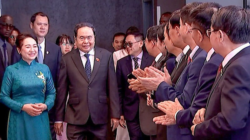 国会主席陈青敏会见越南驻塞大使馆工作人员以及旅塞越南人社群代表。（图片来源：越通社）