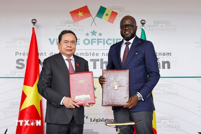 越南国会主席陈青敏与塞内加尔国民议会议长签署合作协议。（图片来源：越通社）