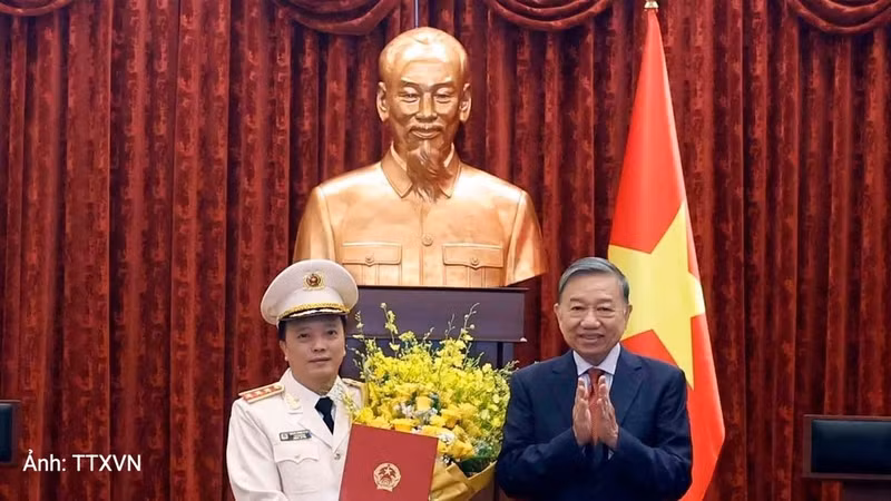 越共中央总书记、国家主席、人民武装力量统帅、国防与安全委员会主席苏林向越共中央委员、中央公安党委常务委员会委员、公安部副部长邓鸿德授予晋升上将军衔决定。（图片来源：越通社）
