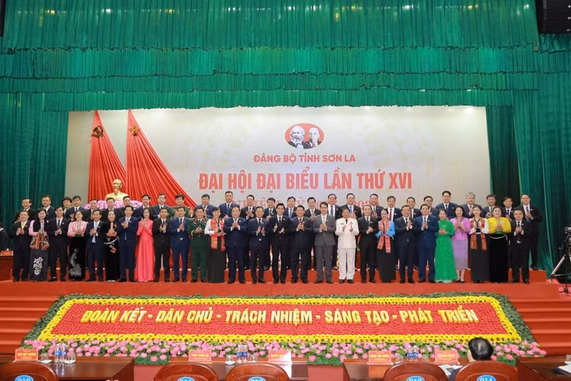 越共山罗省第十六次代表大会（2025-2030年任期）圆满完成各项议程 胜利闭幕。（图片来源：congan.sonla.gov.vn）