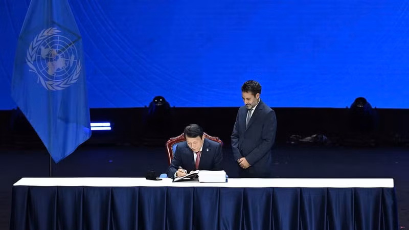 越共中央政治局委员、公安部部长梁三光签署《联合国打击网络犯罪公约》。（水原 摄）