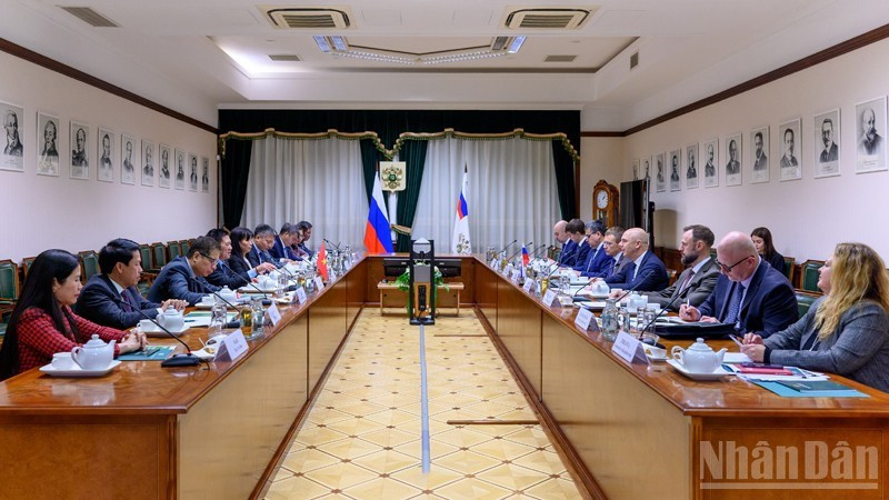 政府副总理胡德福一行与俄罗斯财政部领导举行工作交谈。