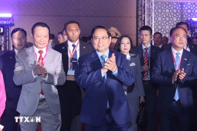 范明正总理出席2025年东盟商务与投资峰会（ABIS 2025）高级对话会。（图片来源：越通社）