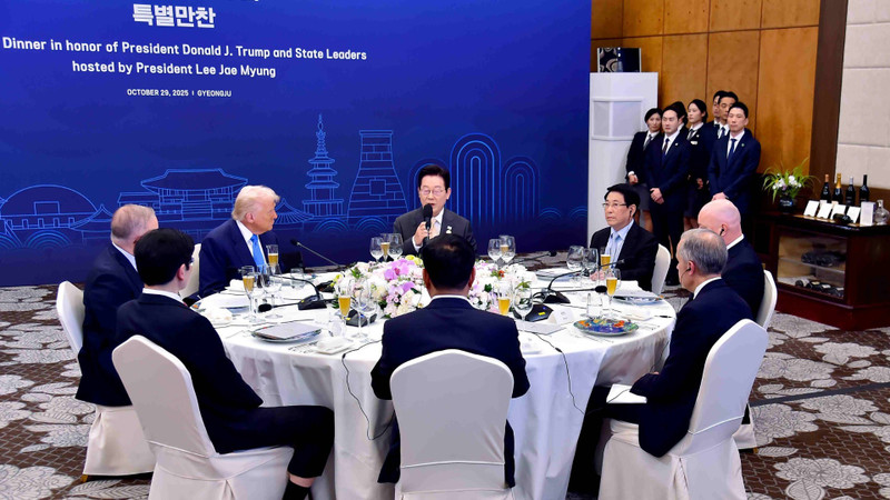 越南国家主席梁强与APEC领导人共进欢迎晚宴。