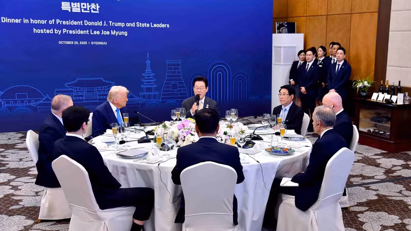 越南国家主席梁强与APEC领导人共进欢迎晚宴。