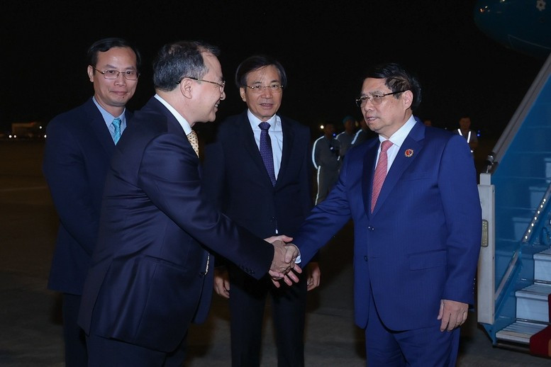 范明正总理及越南代表团乘坐的专机回到了河内内排国际机场,圆满结束出席第47届东盟峰会及系列相关会议之行。(图片来源:政府网)