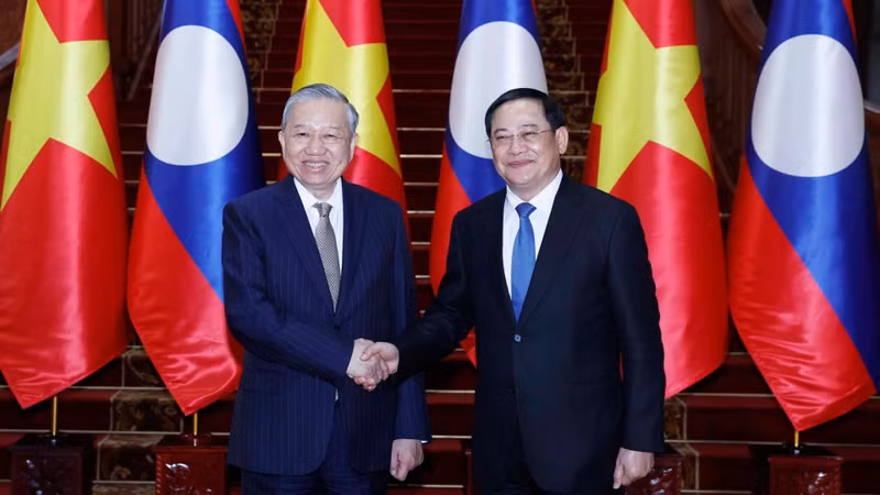 越共中央总书记苏林会见老挝政府总理宋赛·西潘敦。（图片来源：越通社）