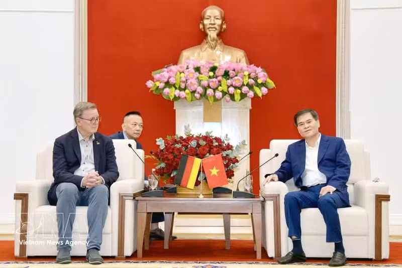 广宁省委副书记、人民委员会主席裴文康礼节性会见德国联邦议会副议长博多·拉梅洛。（图片来源：越通社）