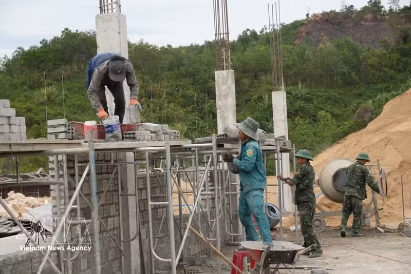 第五军区315师的战士们与各武装力量一同直接参与支援建设，增进边境地区军民团结情谊。（图片来源：越通社）