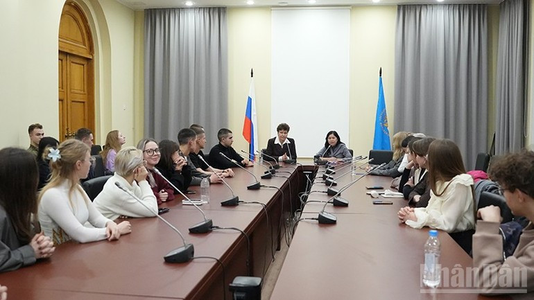 俄罗斯联邦国立语言大学（MGLU）越南语系的师生与来自莫斯科多所著名高校的越南语专业学生共同举行一场“特别课堂”。（春兴 摄）