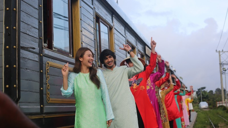 《万里爱上你》电影讲述印度富豪世家少爷马纳夫（Manav）与充满激情和个性的越南年轻艺术家阿玲（Linh）之间的爱情故事。