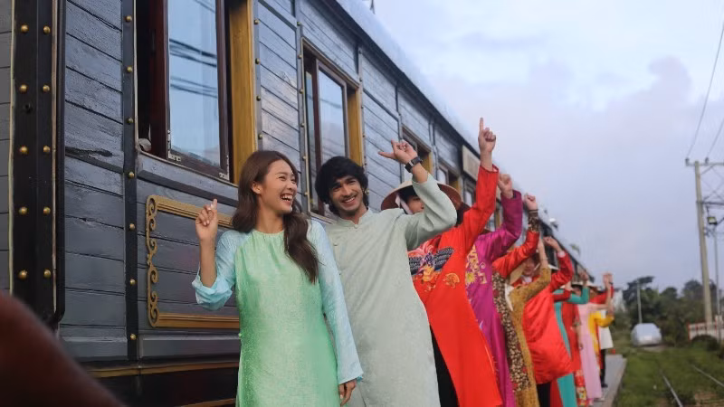 《万里爱上你》电影讲述印度富豪世家少爷马纳夫（Manav）与充满激情和个性的越南年轻艺术家阿玲（Linh）之间的爱情故事。