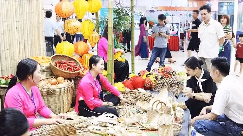 游客在岘港传统手工艺村参与体验活动。